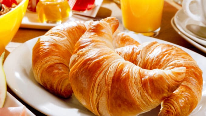 Croissant: Francouzským se stal, až když byl vyroben z listového těsta. Tvar půlměsíce je opředen legendou