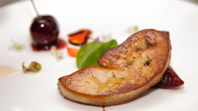 Foie gras: Z násilného krmení hus a kachen vznikl kulinářský poklad. Francouzská delikatesa je chráněna zákonem