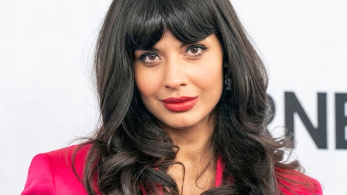 Jameela Jamil otevřeně o svém těžkém boji s poruchou příjmu potravy: Byla jsem tak mladá a slabá