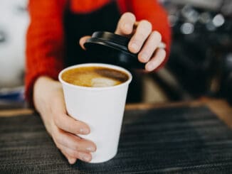 Jednorázové kelímky na kávu jsou na pranýři. Uvolňují do nápojů biliony mikroskopických plastových částic