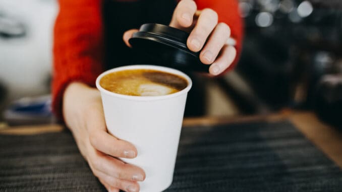 Jednorázové kelímky na kávu jsou na pranýři. Uvolňují do nápojů biliony mikroskopických plastových částic