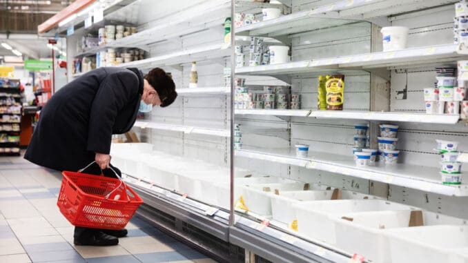 Zemědělci varují před potravinovou krizí: Potraviny budou na příděl. Lidé si domů odnesou určitý počet surovin na osobu