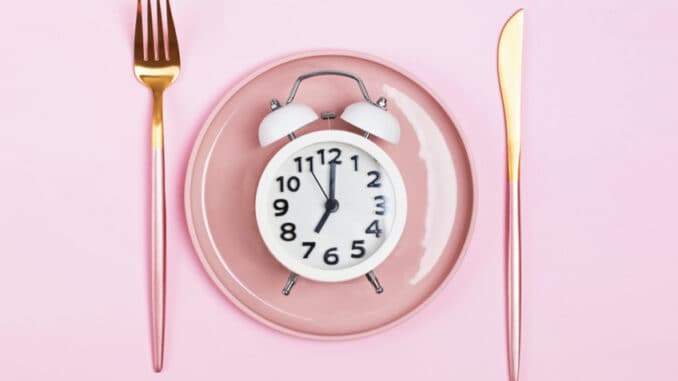 Chcete žít déle? Rozvrhněte si všechna jídla do 12 hodin a snižte kalorie o 40 %, říkají odborníci