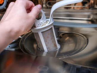Myčka nádobí bývá špinavější, než si myslíte. Jak ji důkladně vyčistit i bez chemie