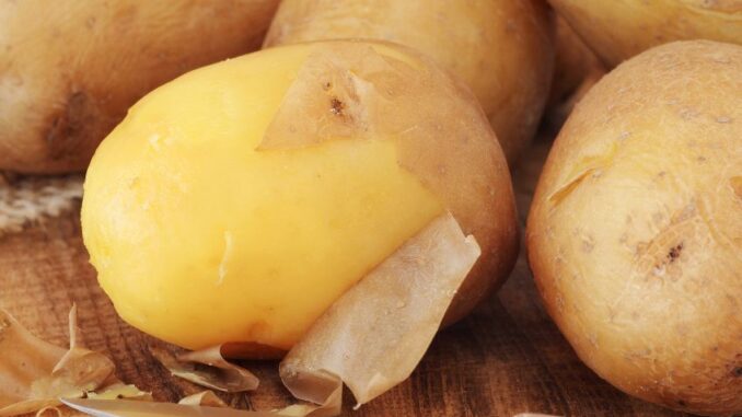Jak rychle a jednoduše oloupat brambory bez použití škrabky