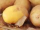 Jak rychle a jednoduše oloupat brambory bez použití škrabky