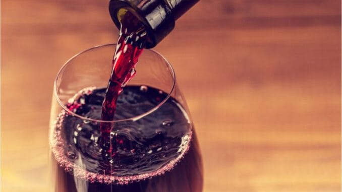 Nežádoucí účinky vína, které není dobré přehlížet. Může trpět i srdce