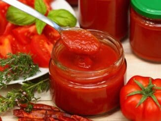 Už nevíte co s rajčaty? Vrhněte se na domácí kečup bez cukru