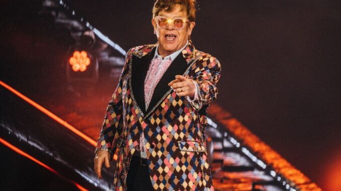 Kariéru Eltona Johna málem zhatily závislosti a bulimie. Přejídal se a bylo mu špatně