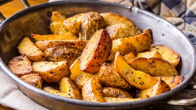 Naučte se péct brambory tak, aby byly na povrchu křupavé a uvnitř měkoučké