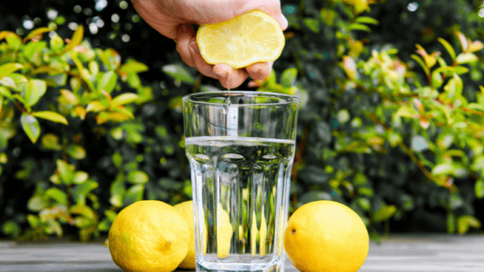 Voda s citronem: Osvěžující limonáda, která pomáhá v boji proti ledvinovým kamenům