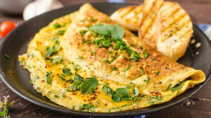 Naučte se omeletu tak, aby nebyla přesušená. Šéfkuchaři na to jdou jinak