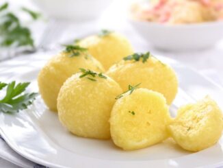 Zkuste jednoduché bramborové knedlíky bez mouky a vajec. Připravíte je do 10 minut