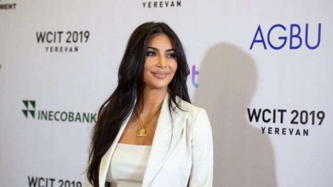 Kim Kardashian zhubla tak moc, že už jí visí i kůže. Na její pas není hezký pohled