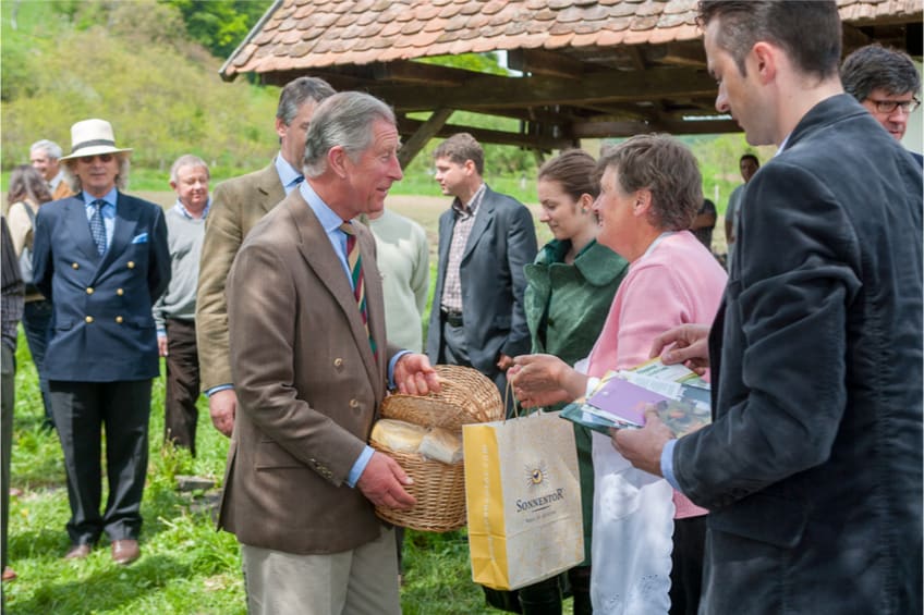 Stravování krále Karla III. je pod drobnohledem. Musí dodržovat pravidla i při pití alkoholu