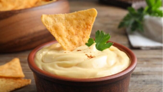 Připravte si perfektní a jednoduchou sýrovou omáčku k nachos bez použití tavených nesmyslů