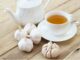 Česnekový čaj má mnoho zdravotních přínosů pro naše tělo. Podporuje trávení a je i prevencí vzniku mozkových příhod