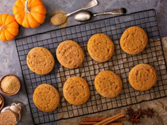 Měkoučké dýňové sušenky dokonale podtrhnou podzimní atmosféru. Připravíte je během chvíle