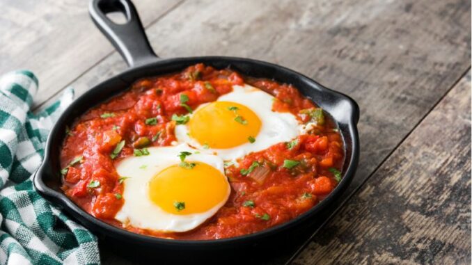 Huevos rancheros: Syté jídlo z jednoho hrnce vhodné k snídani i k večeři