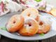 Jablečné kroužky v županu a obalené ve skořicovém cukru zachutnají dětem i dospělým