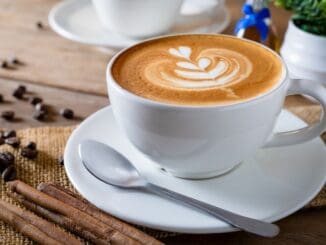 Pijete kávu s mlékem? Snížíte tím její kyselost, někomu ale může mléko v kávě i uškodit