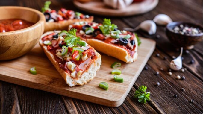 Pizza z bagety: Levná alternativa oblíbené klasiky, do které zužitkujete zbylé suroviny