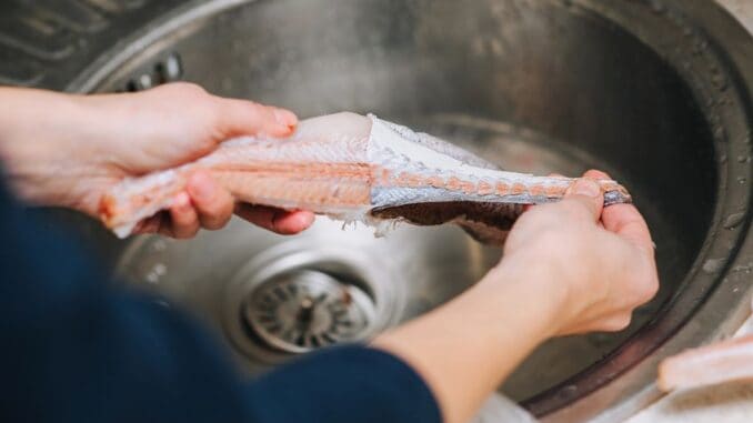 Necháváte rybí kůži na talíři? Její konzumace vám nabízí určité výhody