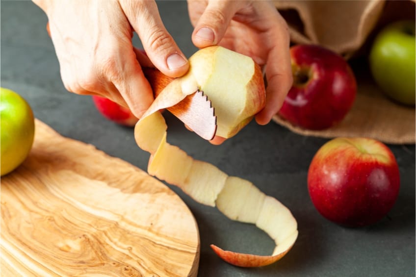 Pečené jablečné rohlíčky jsou levným a jednoduchým pamlskem, po kterém se jen zapráší