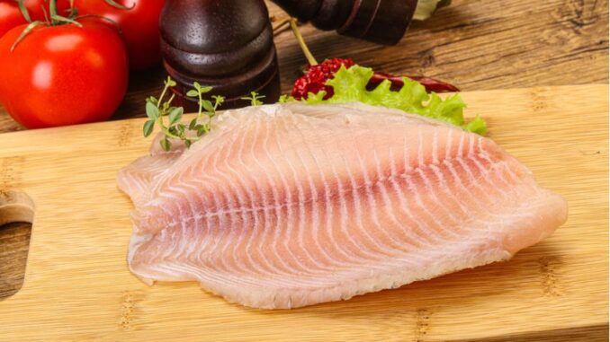 Tilápie je cenově dostupná ryba, která vás ale může ohrozit. Poradíme, jak ji připravovat správně