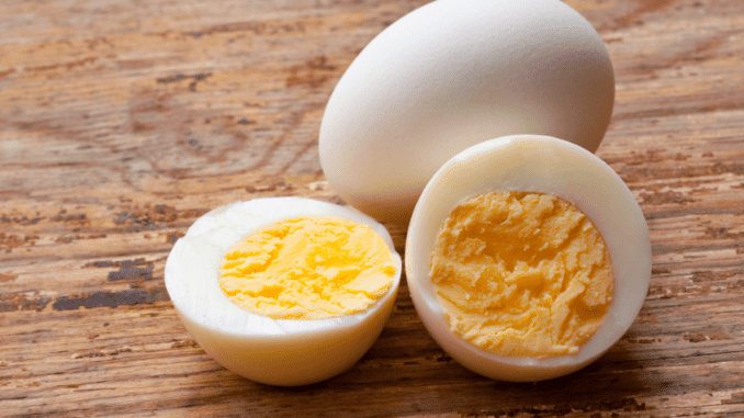 Netradiční fígl na dokonalá vejce natvrdo. Zapomeňte na vaření ve vodě a vsaďte na fritézu