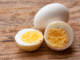 Netradiční fígl na dokonalá vejce natvrdo. Zapomeňte na vaření ve vodě a vsaďte na fritézu