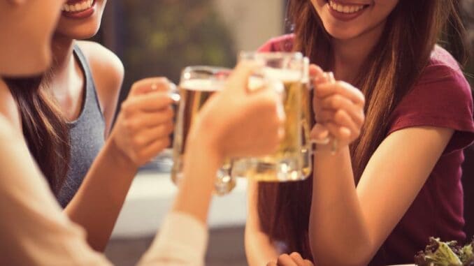 Také ženy pijí pivo a vědí proč: Chrání před infarktem, záněty a prospívá kostem