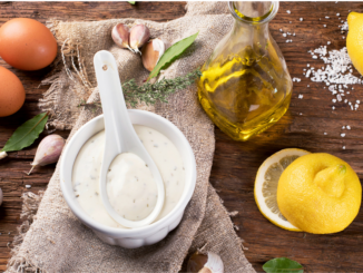 Domácí aioli skvěle doplní různé pokrmy. Vyzkoušejte pravý i „ošizený“ recept