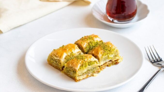 Domácí baklava. Zkuste si řeckou pochoutku plnou oříšků připravit doma