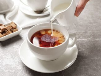 Je zdravější zelený čaj, nebo čaj s mlékem? Milovníci mléka v čaji nebudou mít radost