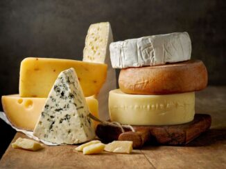 Vysoká konzumace sýra může vést až ke zdravotním komplikacím. Jak rozpoznat první známky?
