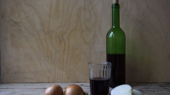 Zkuste si doma vyrobit cibulové víno. Je prospěšné pro játra i žlučník