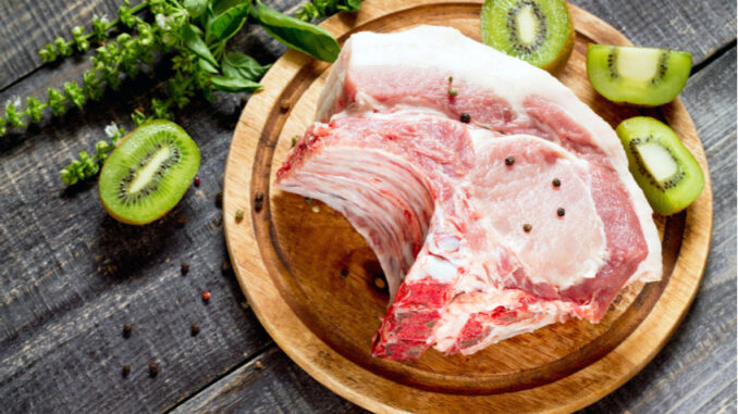 Kuřecí maso přes noc naložte do kiwi marinády. Bude pak jemné a šťavnaté