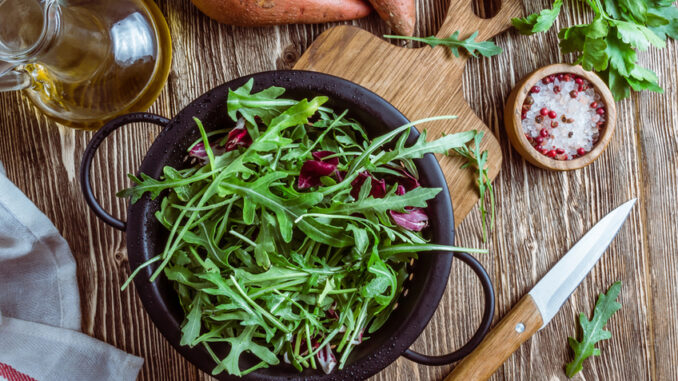 Rukola obsahuje nejen vitamíny a minerály. Ani ve vaší kuchyni by neměla chybět