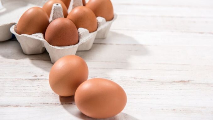 Jak nejrychleji dosáhnout pokojové teploty u vajec? Pomůže vám voda. Při pečení se tento krok nevyplatí ignorovat