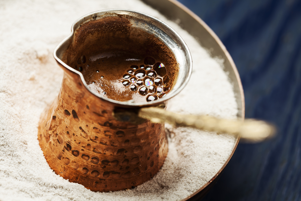 Pravá turecká káva má specifickou přípravu. Zbylý lógr ještě v domácnosti využijete