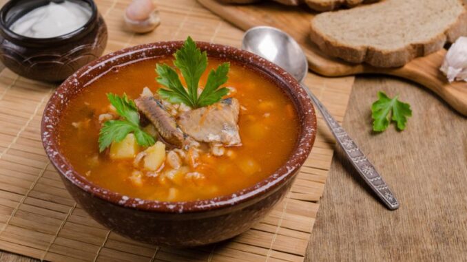 Maďarská rybí polévka halászlé se na našich stolech objevuje jen zřídka, a přitom chutná skvěle. Připravit ji není těžké