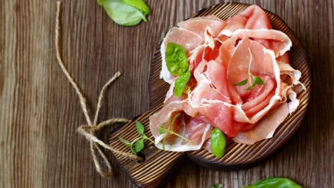 Znáte rozdíly mezi jamón serrano a prosciutto crudo? Odlišují se sušením i chutí