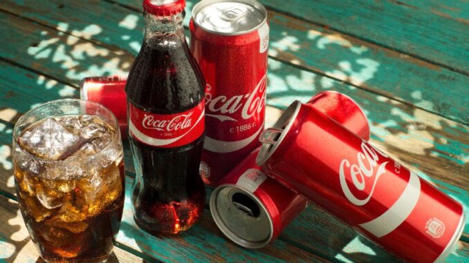 Druhá světová válka ovlivnila i vývoj Coca-Coly. Plechovky s limonádou měly zvednout vojenskou morálku