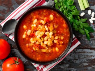 Fasolada: Vyzkoušejte tradiční řeckou polévku z fazolí a rajčat. Hezky vás nakopne