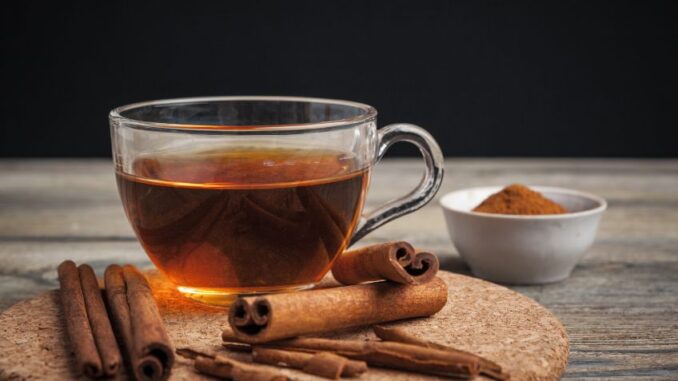 Skořice má řadu zdravotních účinků. Skořicový čaj pomůže třeba od bolesti v krku