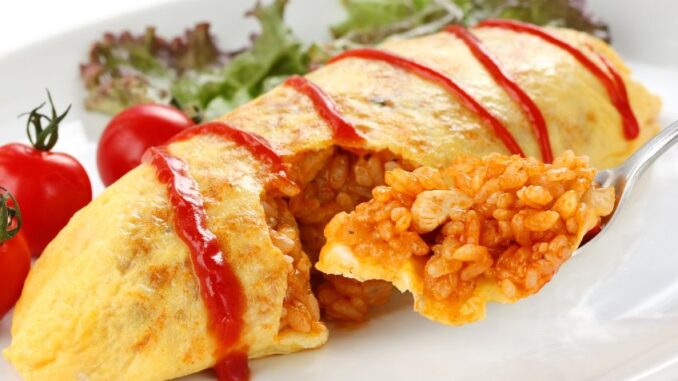 Omurice kombinuje chuť rýže, vajíček a kečupu. Příprava je rychlá, chce to ale opatrnost