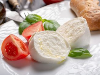 Mozzarella je zdravý druh sýra. Jako pomocník při hubnutí se ale rozhodně nehodí
