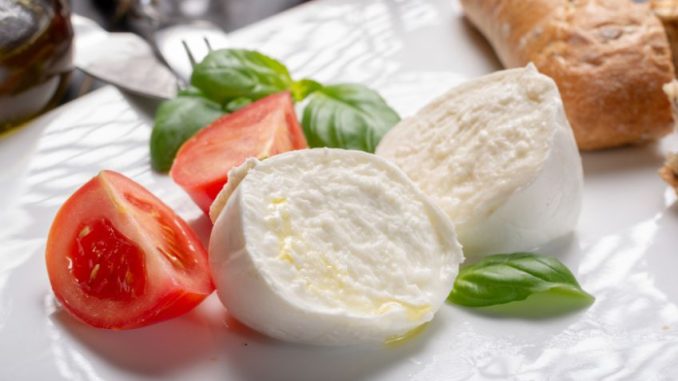 Mozzarella je zdravý druh sýra. Jako pomocník při hubnutí se ale rozhodně nehodí