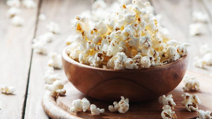 Popcorn jako z kina v pohodlí domova. Zkusit můžete slanou i sladkou variantu